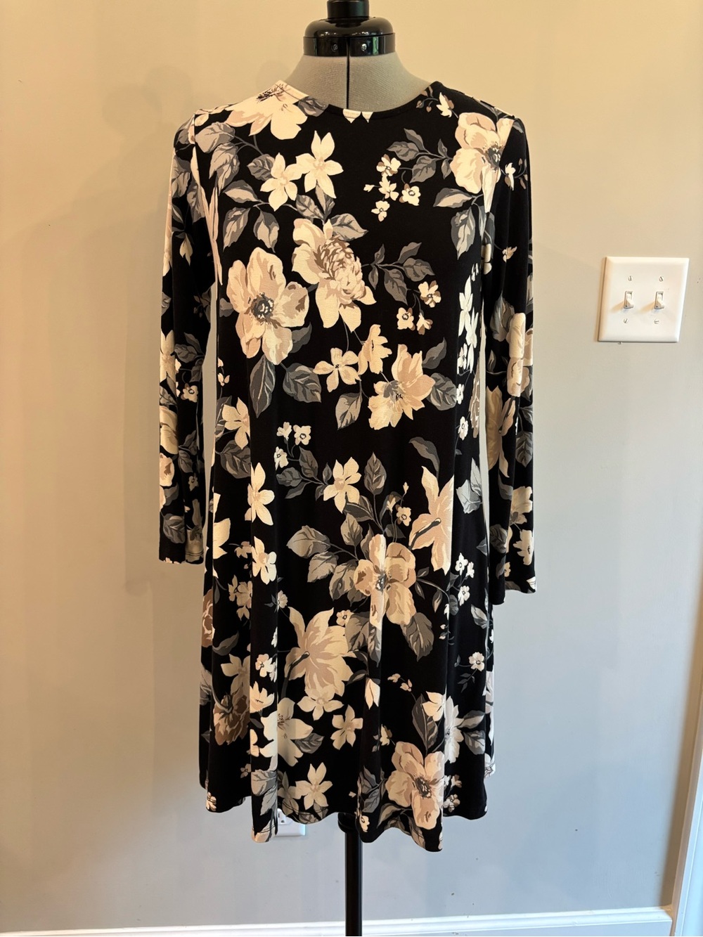 Old Navy Black Floral Long-Sleeve‎ Swing Dress with Cream and Gray Blooms 0262
